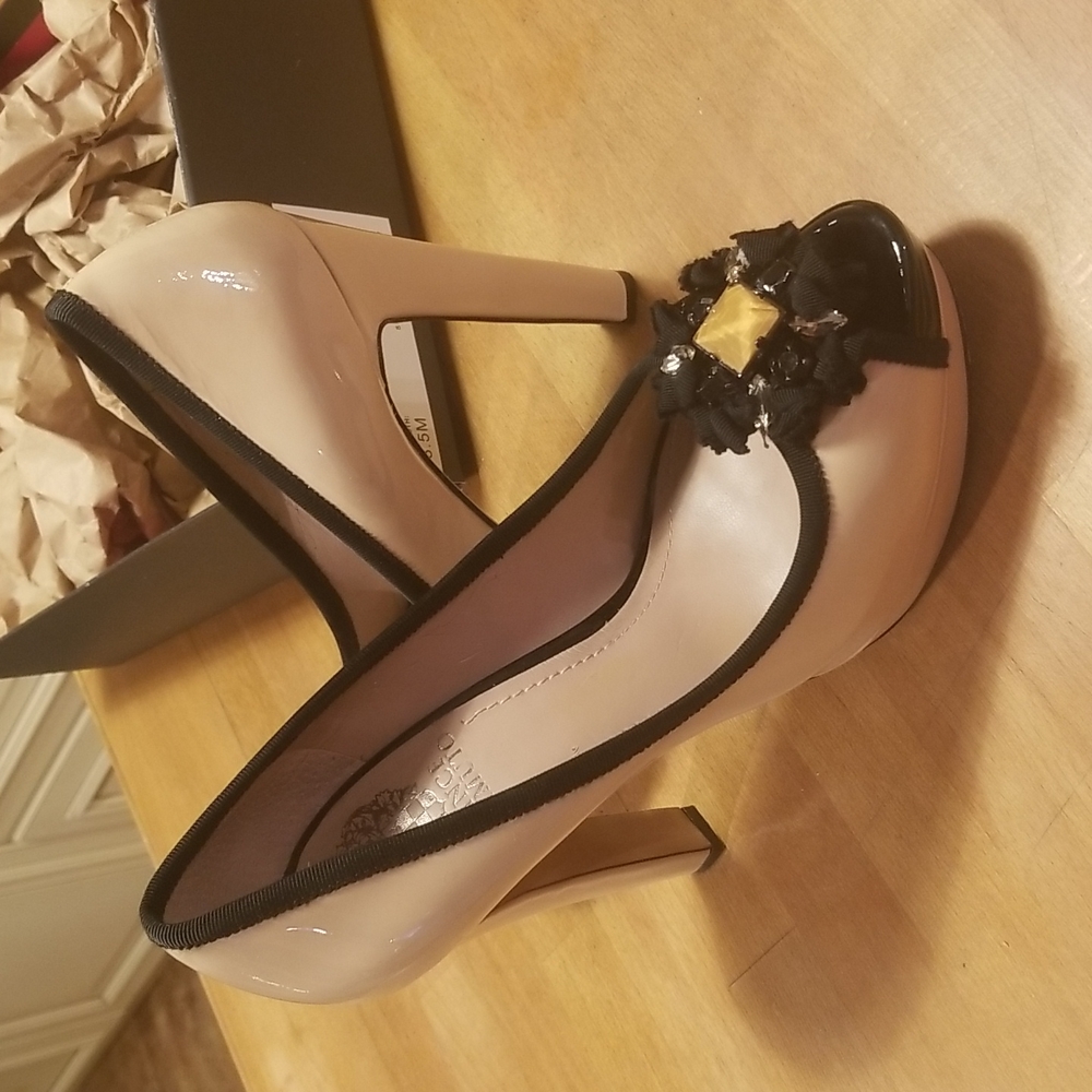 Vince Camuto Genevive 8.5M Champagne black trim platform high heel peeptoes